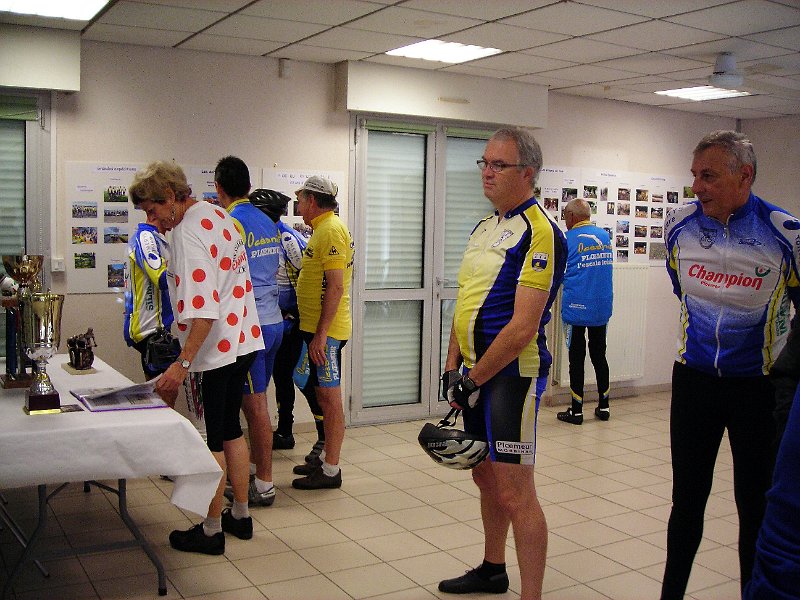 2010-10-10 06 On attend le depart du defile.JPG